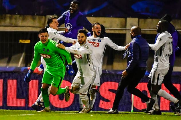 Penalty de la qualification et joie des versaillais FOOTBALL : Bergerac vs Versailles - Quart de Finale de Coupe de France - Perigueux - Le 09 02 2022 ThierryBreton Panoramic 