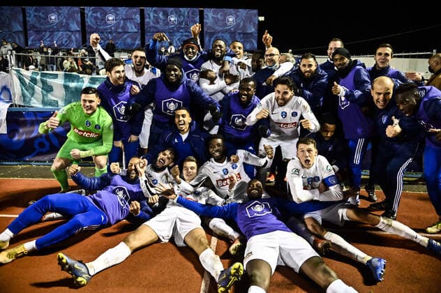 Sport Bilder des Tages Joie des joueurs versaillais devant leurs supporters FOOTBALL : Bergerac vs Versailles - Quart de Finale de Coupe de France - Perigueux - Le 09 02 2022 ThierryBreton Panoramic 