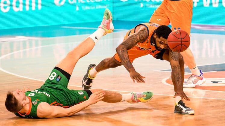 GER, EuroCup, ratiopharm ulm vs Cedevita Olimpija Ljubljana 09.02.2022, ratiopharm arena, Neu-Ulm, GER, EuroCup, ratiopharm ulm vs Cedevita Olimpija Ljubljana, im Bild viel Körpereinsatz beim Kampf um den Ball, Edo Muric (Ljubljana, 8), Sindarius Thornwell (Ulm, 7) nordphotoxGmbHx xHafner nph00200
