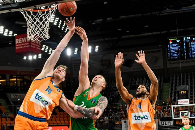 GER, EuroCup, ratiopharm ulm vs Cedevita Olimpija Ljubljana 09.02.2022, ratiopharm arena, Neu-Ulm, GER, EuroCup, ratiopharm ulm vs Cedevita Olimpija Ljubljana, im Bild Philipp Herkenhoff (Ulm, 14), Alen Omic (Ljubljana, 24), Jaron Blossomgame (Ulm, 4)