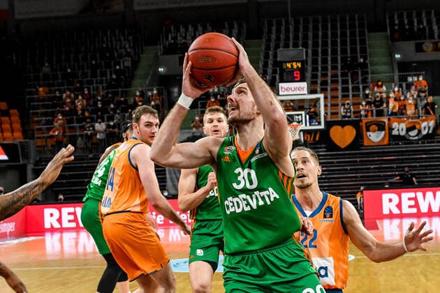 GER, EuroCup, ratiopharm ulm vs Cedevita Olimpija Ljubljana 09.02.2022, ratiopharm arena, Neu-Ulm, GER, EuroCup, ratiopharm ulm vs Cedevita Olimpija Ljubljana, im Bild Zoran Dragic (Ljubljana, 30), Thomas Klepeisz (Ulm, 22)