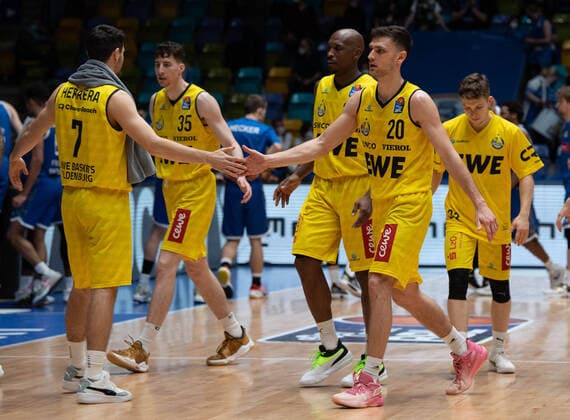 09.02.2022, xsltx, Basketball BBL Bundesliga, Frankfurt Skyliners - EWE Baskets Oldenburg emspor, v.l. Abklatschen nach dem Erfolg (Oldenburg) (DFL DFB REGULATIONS PROHIBIT ANY USE OF PHOTOGRAPHS as IMAGE SEQUENCES and or QUASI-VIDEO) Frankfurt am Main