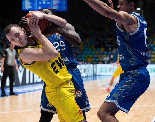 09.02.2022, xsltx, Basketball BBL Bundesliga, Frankfurt Skyliners - EWE Baskets Oldenburg emspor, v.l. Max Heidegger - Guard (EWE Baskets Oldenburg), Will Cherry - Point Guard (Fraport Skyliners), Len Adam Schoormann - Point Guard (Fraport Skyliners) (DFL DFB REGULATIONS PROHIBIT ANY USE OF PHOTOGRAPHS as IMAGE SEQUENCES and or QUASI-VIDEO) Frankfurt am Main