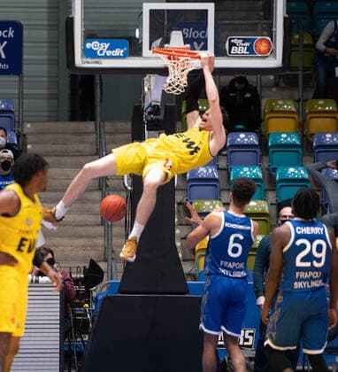09.02.2022, xsltx, Basketball BBL Bundesliga, Frankfurt Skyliners - EWE Baskets Oldenburg emspor, v.l. Dunk von Alen Pjanic - Forward (EWE Baskets Oldenburg) (DFL DFB REGULATIONS PROHIBIT ANY USE OF PHOTOGRAPHS as IMAGE SEQUENCES and or QUASI-VIDEO) Frankfurt am Main