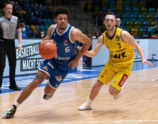 09.02.2022, xsltx, Basketball BBL Bundesliga, Frankfurt Skyliners - EWE Baskets Oldenburg emspor, v.l. Len Adam Schoormann - Point Guard (Fraport Skyliners), Max Heidegger - Guard (EWE Baskets Oldenburg) (DFL DFB REGULATIONS PROHIBIT ANY USE OF PHOTOGRAPHS as IMAGE SEQUENCES and or QUASI-VIDEO) Frankfurt am Main