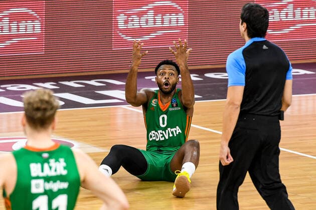 GER, EuroCup, ratiopharm ulm vs Cedevita Olimpija Ljubljana 09.02.2022, ratiopharm arena, Neu-Ulm, GER, EuroCup, ratiopharm ulm vs Cedevita Olimpija Ljubljana, im Bild Jacob Pullen (Ljubljana, 0) sitzt am Boden und ist mit einer Schiedsrichterentscheidung nicht einverstanden