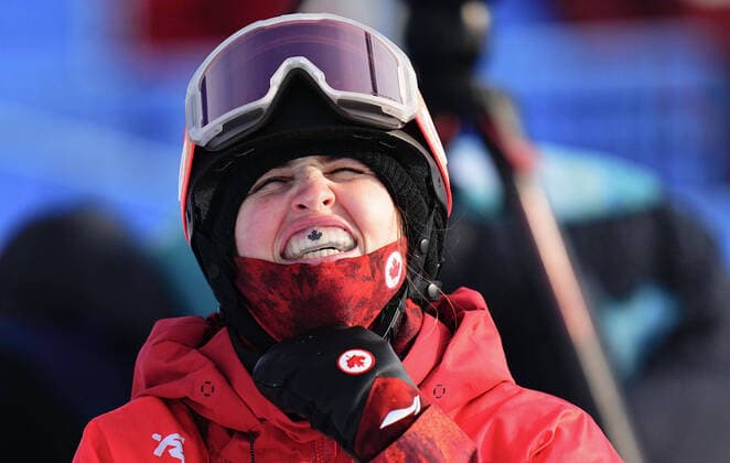(220210) -- ZHANGJIAKOU, Feb. 10, 2022 -- Elizabeth Hosking of Canada reacts during the women s snowboard halfpipe final at Genting Snow Park in Zhangjiakou, north China s Hebei Province, Feb. 10, 2022. ) (XHTP)(BEIJING2022)CHINA-ZHANGJIAKOU-OLYMPIC Winter games, Winterspiele,Spiele, Summer games WOMEN S SNOWBOARD HALFPIPE-FINAL (CN) XuxChang 