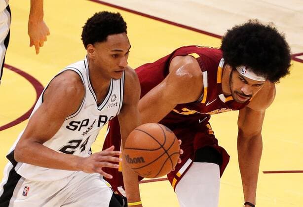 Cleveland Cavaliers center Jarrett Allen (R) defends against San Antonio Spurs guard Devin Vassell (L) during a NBA, Basketball Herren, USA game between the Cleveland Cavaliers and the San Antonio Spurs, at Rocket Mortgage Fieldhouse in Cleveland, Ohio, US, 09 February 2022. San Antonio Spurs at Cleveland Cavaliers !ACHTUNG: NUR REDAKTIONELLE NUTZUNG!  Copyright: xDAVIDxMAXWELLx AME4729 20220210-1d6ae7503c9d5ef16fefd6f6a26f1f2ed3c82366