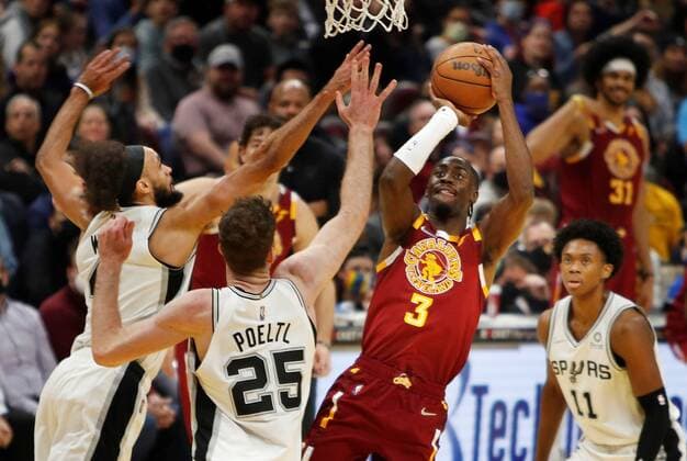Cleveland Cavaliers guard Caris LeVert (2R) puts a shot up as San Antonio Spurs guard Derrick White (L) San Antonio Spurs center Jakob Poeltl of Austria (2 L), and San Antonio Spurs guard Joshua Primo of Canada (R) defend during the first half of the NBA, Basketball Herren, USA game between the Cleveland Cavaliers and the San Antonio Spurs at Rocket Mortgage Fieldhouse in Cleveland, Ohio, USA, 09 February 2022. San Antonio Spurs at Cleveland Cavaliers !ACHTUNG: NUR REDAKTIONELLE NUTZUNG!  Copyright: xDAVIDxMAXWELLx AME4719 20220210-91ee6069ebd715a883295ab00d7cdbada8ce8296005