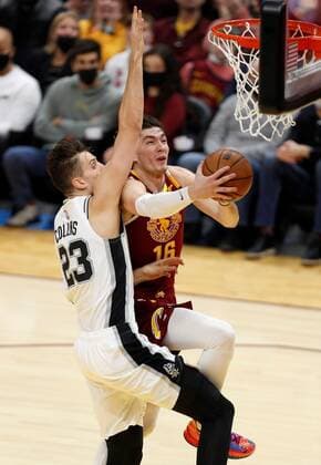 Cleveland Cavaliers forward Cedi Osman of Turkey (R) goes to the basket against San Antonio Spurs forward Zach Collins (R) during the first half of the NBA, Basketball Herren, USA game between the Cleveland Cavaliers and the San Antonio Spurs at Rocket Mortgage Fieldhouse in Cleveland, Ohio, USA, 09 February 2022. San Antonio Spurs at Cleveland Cavaliers !ACHTUNG: NUR REDAKTIONELLE NUTZUNG!  Copyright: xDAVIDxMAXWELLx AME4720 20220210-9bc2aaf6b42c850536dc3d989e81c79890c5cdc9005