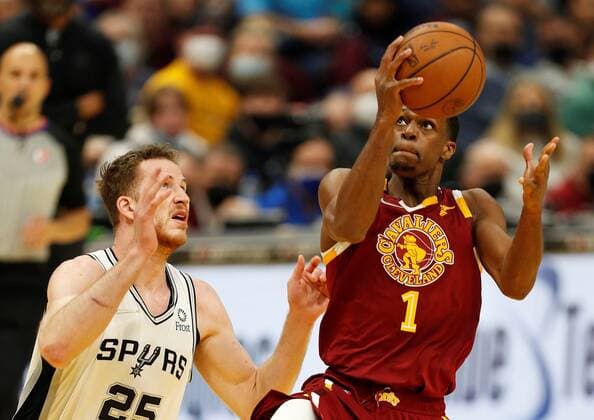 Cleveland Cavaliers guard Rajon Rondo (R) goes to the basket against San Antonio Spurs center Jakob Poeltl of Austria (L) during the first half of the NBA, Basketball Herren, USA game between the Cleveland Cavaliers and the San Antonio Spurs at Rocket Mortgage Fieldhouse in Cleveland, Ohio, USA, 09 February 2022. San Antonio Spurs at Cleveland Cavaliers !ACHTUNG: NUR REDAKTIONELLE NUTZUNG!  Copyright: xDAVIDxMAXWELLx AME4718 20220210-6e2d0864c14963a705d578ff47d04b0ecbec7e8c005