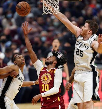 Cleveland Cavaliers guard Darius Garland (C) gets a shot off as San Antonio Spurs forward Keldon Johnson (L) and San Antonio Spurs center Jakob Poeltl of Austria (R) defend during the first half of the NBA, Basketball Herren, USA game between the Cleveland Cavaliers and the San Antonio Spurs at Rocket Mortgage Fieldhouse in Cleveland, Ohio, USA, 09 February 2022. San Antonio Spurs at Cleveland Cavaliers !ACHTUNG: NUR REDAKTIONELLE NUTZUNG!  Copyright: xDAVIDxMAXWELLx AME4712 20220210-88235ce2db87f4e9c47485220a649d6f015321cb005