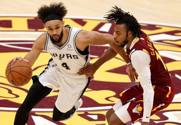 San Antonio Spurs guard Derrick White (L) works against Cleveland Cavaliers guard Darius Garland (R) during a NBA, Basketball Herren, USA game between the Cleveland Cavaliers and the San Antonio Spurs, at Rocket Mortgage Fieldhouse in Cleveland, Ohio, US, 09 February 2022. San Antonio Spurs at Cleveland Cavaliers !ACHTUNG: NUR REDAKTIONELLE NUTZUNG!  Copyright: xDAVIDxMAXWELLx AME4733 20220210-f02eeb93e127f9e38832acc5abf3044d0e953da7