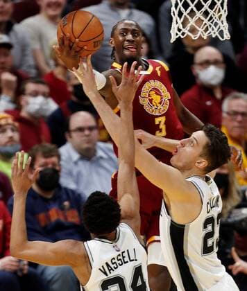 Cleveland Cavaliers guard Caris LeVert (C) gets a shot off against San Antonio Spurs guard Devin Vassell (L) and San Antonio Spurs forward Zach Collins (R) during a NBA, Basketball Herren, USA game between the Cleveland Cavaliers and the San Antonio Spurs, at Rocket Mortgage Fieldhouse in Cleveland, Ohio, US, 09 February 2022. San Antonio Spurs at Cleveland Cavaliers !ACHTUNG: NUR REDAKTIONELLE NUTZUNG!  Copyright: xDAVIDxMAXWELLx AME4735 20220210-75355041946f3754ea2fd685d8f258972c88bbb0