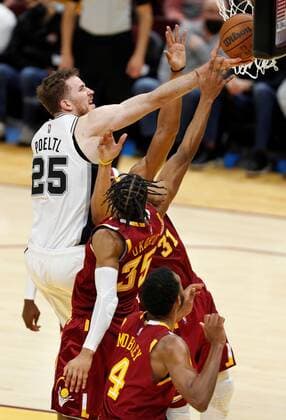 San Antonio Spurs center Jakob Poeltl of Austria (L) goes to the basket against (front to back) Cleveland Cavaliers forward Evan Mobley, Cleveland Cavaliers guard Isaac Okoro, and Cleveland Cavaliers center Jarrett Allen during a NBA, Basketball Herren, USA game between the Cleveland Cavaliers and the San Antonio Spurs, at Rocket Mortgage Fieldhouse in Cleveland, Ohio, US, 09 February 2022. San Antonio Spurs at Cleveland Cavaliers !ACHTUNG: NUR REDAKTIONELLE NUTZUNG!  Copyright: xDAVIDxMAXWELLx AME4737 20220210-8e9e52ce303cfa5b6166607df7415e40c659304c