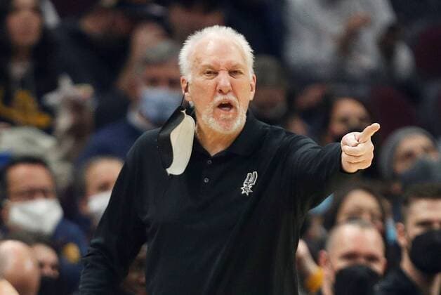 San Antonio Spurs head coach Gregg Popovich in action during a NBA, Basketball Herren, USA game between the Cleveland Cavaliers and the San Antonio Spurs, at Rocket Mortgage Fieldhouse in Cleveland, Ohio, US, 09 February 2022. San Antonio Spurs at Cleveland Cavaliers !ACHTUNG: NUR REDAKTIONELLE NUTZUNG!  Copyright: xDAVIDxMAXWELLx AME4745 20220210-722111439245f726e6ebeccc66cd4b85bd9a030b