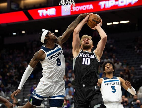 Sport Themen der Woche KW06 February 9, 2022, Sacramento, CA, USA: Sacramento Kings center Domantas Sabonis (13) drives to the basket defended by Minnesota Timberwolves forward Jarred Vanderbilt (8) in the second quarter during a game at Golden 1 Center on Wednesday, Feb. 9, 2022 in Sacramento. Sacramento USA - ZUMAj89_ 20220209_zaf_j89_013 Copyright: xPaulxKitagakixJr.x