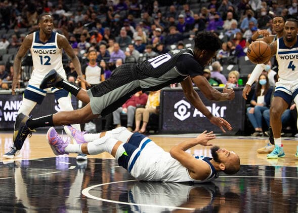 February 9, 2022, Sacramento, CA, USA: Sacramento Kings center Damian Jones (30) flies over Minnesota Timberwolves guard Jordan McLaughlin (6) in the second quarter during a game at Golden 1 Center on Wednesday, Feb. 9, 2022 in Sacramento. Sacramento USA - ZUMAj89_ 20220209_zaf_j89_018 Copyright: xPaulxKitagakixJr.x