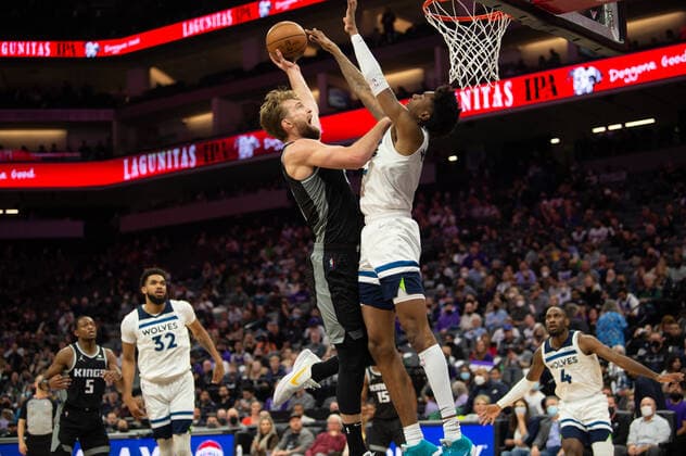 February 9, 2022, Sacramento, CA, USA: Sacramento Kings center Domantas Sabonis (13) drives to basket against Minnesota Timberwolves forward Jaden McDaniels (3) in the second quarter during a game at Golden 1 Center on Wednesday, Feb. 9, 2022 in Sacramento. Sacramento USA - ZUMAj89_ 20220209_zaf_j89_019 Copyright: xPaulxKitagakixJr.x