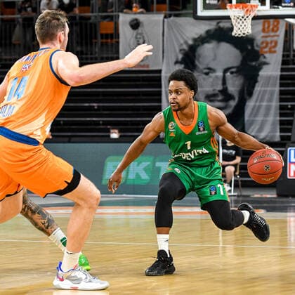 GER, EuroCup, ratiopharm ulm vs Cedevita Olimpija Ljubljana 09.02.2022, ratiopharm arena, Neu-Ulm, GER, EuroCup, ratiopharm ulm vs Cedevita Olimpija Ljubljana, im Bild Philipp Herkenhoff (Ulm, 14), Yogi Ferrell (Ljubljana, 1)