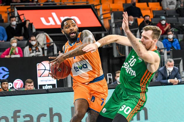 GER, EuroCup, ratiopharm ulm vs Cedevita Olimpija Ljubljana 09.02.2022, ratiopharm arena, Neu-Ulm, GER, EuroCup, ratiopharm ulm vs Cedevita Olimpija Ljubljana, im Bild Sindarius Thornwell (Ulm, 7) setzt sich gegen Zoran Dragic (Ljubljana, 30) durch