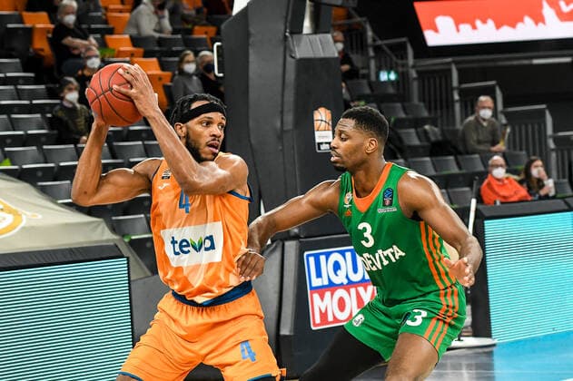 GER, EuroCup, ratiopharm ulm vs Cedevita Olimpija Ljubljana 09.02.2022, ratiopharm arena, Neu-Ulm, GER, EuroCup, ratiopharm ulm vs Cedevita Olimpija Ljubljana, im Bild Jaron Blossomgame (Ulm, 4), Melvin Ejim (Ljubljana, 3)
