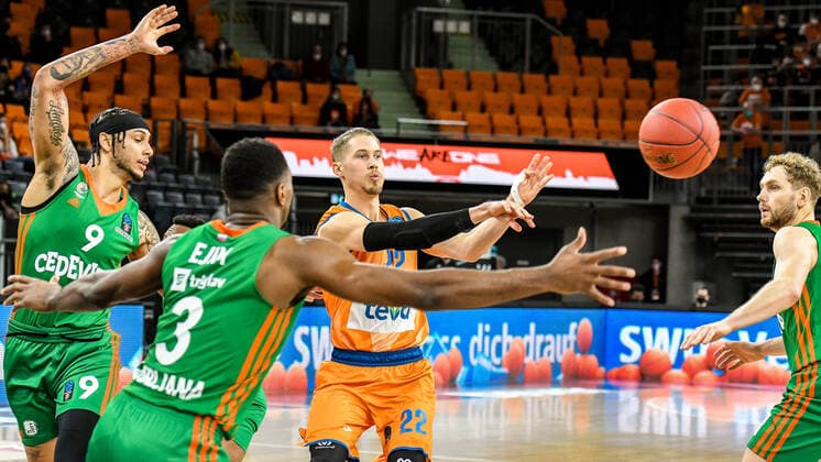 GER, EuroCup, ratiopharm ulm vs Cedevita Olimpija Ljubljana 09.02.2022, ratiopharm arena, Neu-Ulm, GER, EuroCup, ratiopharm ulm vs Cedevita Olimpija Ljubljana, im Bild Zach Auguste (Ljubljana, 9), Melvin Ejim (Ljubljana, 3), Thomas Klepeisz (Ulm, 22), Jaka Blazic (Ljubljana, 11)