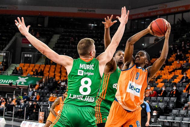 GER, EuroCup, ratiopharm ulm vs Cedevita Olimpija Ljubljana 09.02.2022, ratiopharm arena, Neu-Ulm, GER, EuroCup, ratiopharm ulm vs Cedevita Olimpija Ljubljana, im Bild Edo Muric (Ljubljana, 8) und Melvin Ejim (Ljubljana, 3) versuchen Semaj Christon (Ulm, 0) aufzuhalten