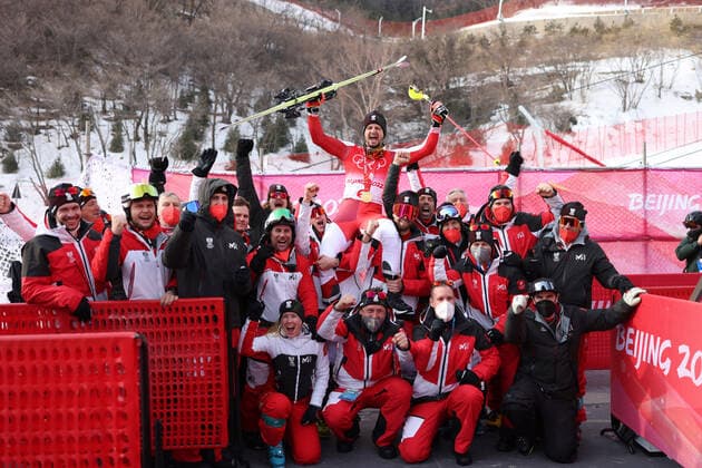 OLYMPICS - Winter Olympic Games, Olympische Spiele, Olympia, OS Beijing 2022 YANQING,CHINA,10.FEB.22 - OLYMPICS, ALPINE SKIING - Winter Olympic Games Beijing 2022, alpine combined, slalom, men. Image shows the rejoicing of team AUT with Johannes Strolz (AUT).  GEPAxpictures xDanielxGoetzhaber