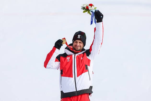 OLYMPICS - Winter Olympic Games, Olympische Spiele, Olympia, OS Beijing 2022 YANQING,CHINA,10.FEB.22 - OLYMPICS, ALPINE SKIING - Winter Olympic Games Beijing 2022, alpine combined, slalom, men. Image shows Johannes Strolz (AUT). Keywords: medal.  GEPAxpictures xDanielxGoetzhaber