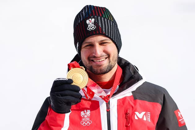 OLYMPICS - Winter Olympic Games, Olympische Spiele, Olympia, OS Beijing 2022 YANQING,CHINA,10.FEB.22 - OLYMPICS, ALPINE SKIING - Winter Olympic Games Beijing 2022, alpine combined, slalom, men. Image shows Johannes Strolz (AUT). Keywords: medal.  GEPAxpictures xDanielxGoetzhaber