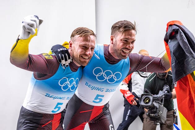 CHN, Olympische Winterspiele, Peking 2022 09.02.2022, National Sliding Centre, Yanqing, CHN, Olympische Winterspiele, Peking 2022, Rodeln, Doppelsitzer, Herren, Medaillen Zeremonie, im Bild Goldmedaillengewinner und Olympiasieger Tobias Wendl und Tobias Arlt (GER) Gold medalist and Olympic champion Tobias Wendl and Tobias Arlt (GER) during the Medal Award Ceremony of men Luge double seater competition for the Winter Olympic Games, Olympische Spiele, Olympia, OS Beijing 2022. National Sliding Centre in Yanqing, China on 2022 02 09. Yanqing China National Sliding Centre *** CHN, Winter Olympics, Beijing 2022 09 02 2022, National Sliding Centre, Yanqing, CHN, Winter Olympics, Beijing 2022, Luge, Doubles, Men, Medal Ceremony, in picture Gold medalist and Olympic champion Tobias Wendl and Tobias Arlt GER Gold medalist and Olympic champion Tobias Wendl and Tobias Arlt GER during the Medal Award Ceremony of mens luge double seater competition for the Winter Olympic Games Beijing 2022 National Sliding Centre in Yanqing, China on 2022 02 09 Yanqing China National Sliding Centre