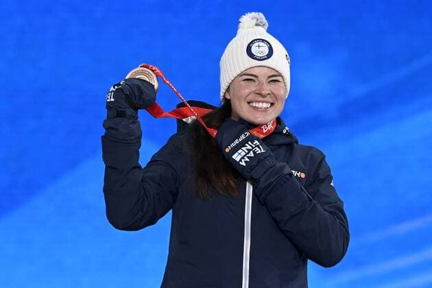 Bronze-medalist Krista Pärmäkoski of Finland during the victory ceremony of the women s cross-country skiing 10 km at the Beijing Winter Olympic Games, Olympische Spiele, Olympia, OS in Zhangjiakou Medal Plaza on February 10, 2022. Zhangjiakou China LKFTJK20220210135724RSPF  Copyright: xEmmixKorhonenx