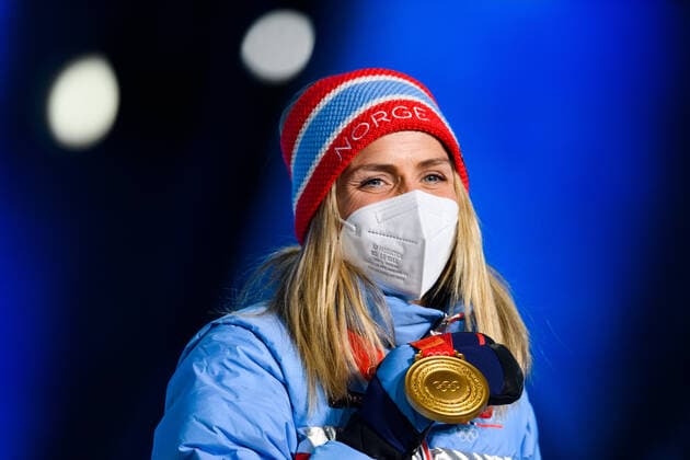 220210 Therese Johaug of Norway celebrates with her gold medal at the medal ceremony for women s cross-country skiing individual 10 km during day 6 of the 2022 Winter Olympics on February 10, 2022 in Zhangjiakou. Photo: Vegard Grott BILDBYRAN kod VG VG0235 skidor cross-country skiing langrenn Olympic Games, Olympische Spiele, Olympia, OS olympics winter olympics os ol olympiska spel vinter-os olympiske leker peking peking 2022 beijing 2022 beijing 2022 olympic games beijing 2022 winter olympic games peking-os beijing-ol vinter-ol bbeng medaljeseremoni medaljceremoni medal ceremony norge norway guld Copyright: VEGARDxGRoTT BB220210VG082