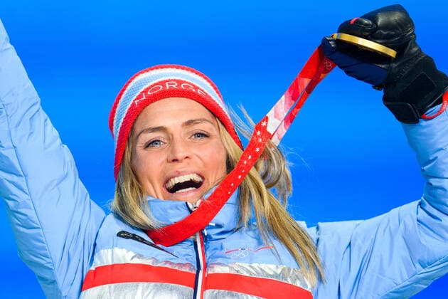 220210 Therese Johaug of Norway celebrates with her gold medal at the medal ceremony for women s cross-country skiing individual 10 km during day 6 of the 2022 Winter Olympics on February 10, 2022 in Zhangjiakou. Photo: Vegard Grott BILDBYRAN kod VG VG0235 skidor cross-country skiing langrenn Olympic Games, Olympische Spiele, Olympia, OS olympics winter olympics os ol olympiska spel vinter-os olympiske leker peking peking 2022 beijing 2022 beijing 2022 olympic games beijing 2022 winter olympic games peking-os beijing-ol vinter-ol bbeng medaljeseremoni medaljceremoni medal ceremony norge norway guld Copyright: VEGARDxGRoTT BB220210VG086