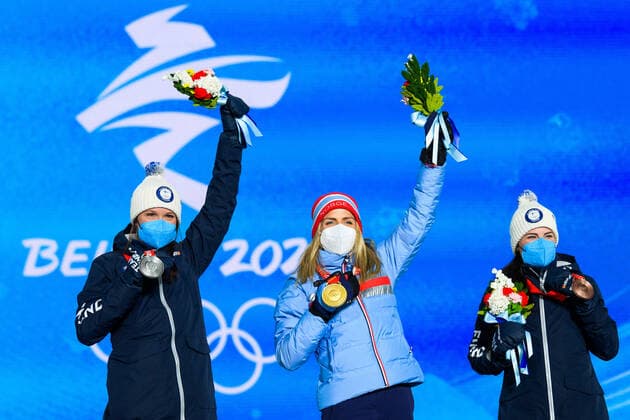 220210 Kerttu Niskanen of Finland, Therese Johaug of Norway and Krista Pärmäkoski of Finland celebrate with medals at the medal ceremony for women s cross-country skiing individual 10 km during day 6 of the 2022 Winter Olympics on February 10, 2022 in Zhangjiakou. Photo: Vegard Grott BILDBYRAN kod VG VG0235 skidor cross-country skiing langrenn Olympic Games, Olympische Spiele, Olympia, OS olympics winter olympics os ol olympiska spel vinter-os olympiske leker peking peking 2022 beijing 2022 beijing 2022 olympic games beijing 2022 winter olympic games peking-os beijing-ol vinter-ol bbeng medaljeseremoni medaljceremoni medal ceremony norge norway celebration jubel guld Copyright: VEGARDxGRoTT BB220210VG088