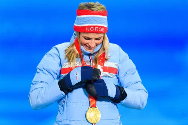 220210 Therese Johaug of Norway celebrates with her gold medal at the medal ceremony for women s cross-country skiing individual 10 km during day 6 of the 2022 Winter Olympics on February 10, 2022 in Zhangjiakou. Photo: Vegard Grott BILDBYRAN kod VG VG0235 skidor cross-country skiing langrenn Olympic Games, Olympische Spiele, Olympia, OS olympics winter olympics os ol olympiska spel vinter-os olympiske leker peking peking 2022 beijing 2022 beijing 2022 olympic games beijing 2022 winter olympic games peking-os beijing-ol vinter-ol bbeng medaljeseremoni medaljceremoni medal ceremony norge norway celebration jubel guld Copyright: VEGARDxGRoTT BB220210VG089