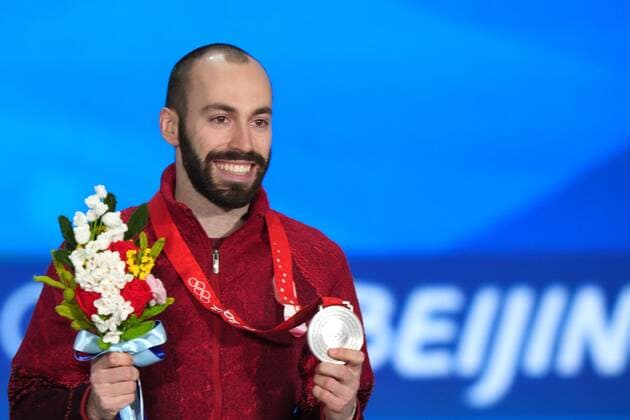 China Olympics 2022 Medal Ceremony 8110345 10.02.2022 Silver medalist Canada s Steven Dubois poses on the podium during the medal ceremony for the men s 1500 m short track Speed skating, Eisschnelllauf event of the Beijing 2022 Winter Olympic Games, Olympische Spiele, Olympia, OS at the Medals Plaza in Beijing, China. Alexander Vilf Sputnik Beijing China  Copyright: xAlexanderxVilfx