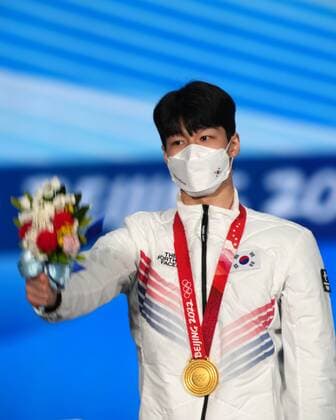 China Olympics 2022 Medal Ceremony 8110363 10.02.2022 Gold medalist South Korea s Hwang Dae-heon poses on the podium during the medal ceremony for the men s 1500 m short track Speed skating, Eisschnelllauf event of the Beijing 2022 Winter Olympic Games, Olympische Spiele, Olympia, OS at the Medals Plaza in Beijing, China. Alexander Vilf Sputnik Beijing China  Copyright: xAlexanderxVilfx