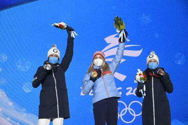 Silver-medalist Kerttu Niskanen of Finland (L to R), gold-medalist Therese Johaug of Norway and bronze-medalist Krista Pärmäkoski of Finland during the victory ceremony of the women s cross-country skiing 10 km at the Beijing Winter Olympic Games, Olympische Spiele, Olympia, OS in Zhangjiakou Medal Plaza on February 10, 2022. Zhangjiakou China LKFTJK20220210135649QEHA  Copyright: xMarkkuxUlanderx