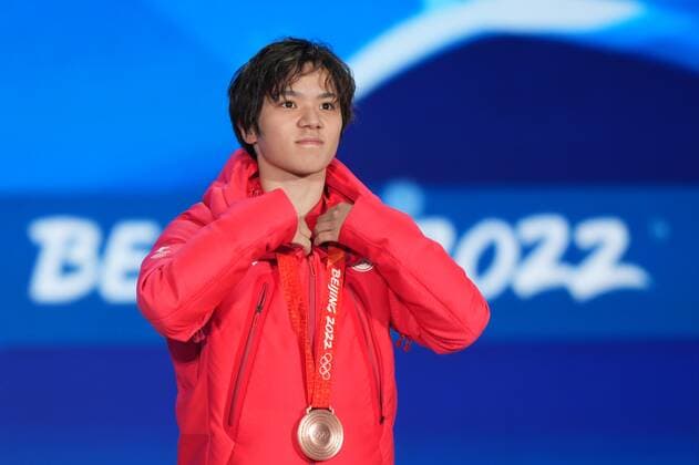 China Olympics 2022 Medal Ceremony 8110405 10.02.2022 Bronze medalist Japan s Shoma Uno poses on the podium during the medal ceremony for the men s Figure skating, Eiskunstlauf single event at the Medals Plaza in Beijing, China. Alexander Vilf Sputnik Beijing China  Copyright: xAlexanderxVilfx