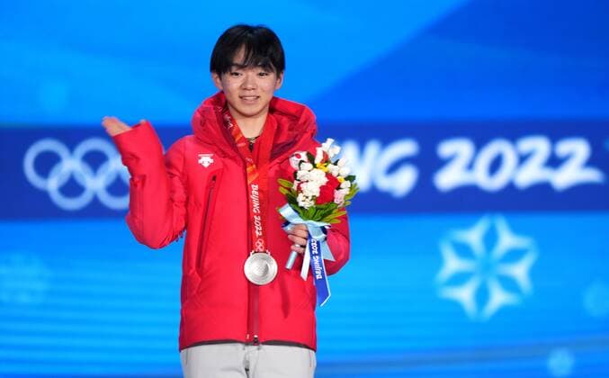 China Olympics 2022 Medal Ceremony 8110388 10.02.2022 Silver medalist Japan s Yuma Kagiyama poses on the podium during the medal ceremony for the men s Figure skating, Eiskunstlauf single event at the Medals Plaza in Beijing, China. Alexander Vilf Sputnik Beijing China  Copyright: xAlexanderxVilfx