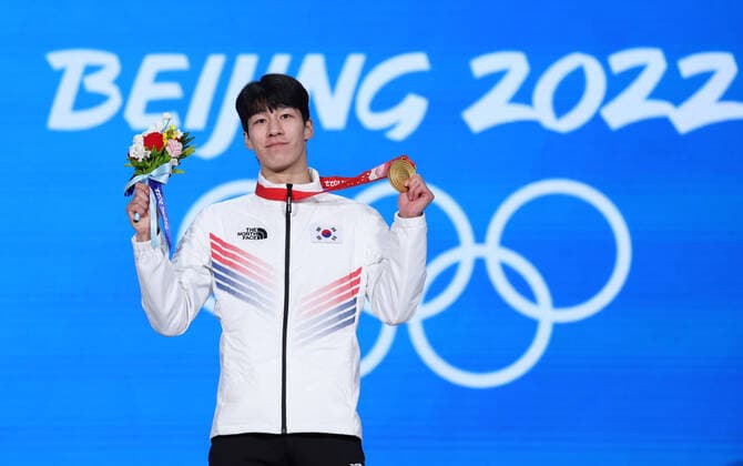 (220210) -- BEIJING, Feb. 10, 2022 -- Gold medalist Hwang Daeheon of South Korea poses during the awarding ceremony of men s 1,500m short track Speed skating, Eisschnelllauf at the Beijing Medals Plaza of the Winter Olympics in Beijing, capital of China, Feb. 10, 2022. ) (BEIJING2022)CHINA-BEIJING-OLYMPIC Winter games, Winterspiele,Spiele, Summer games AWARDING CEREMONY (CN) CaoxCan