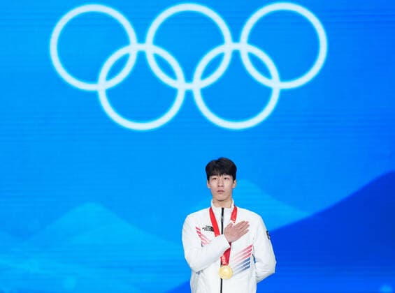 (220210) -- BEIJING, Feb. 10, 2022 -- Gold medalist Hwang Daeheon of South Korea reacts during the awarding ceremony of men s 1,500m short track Speed skating, Eisschnelllauf at the Beijing Medals Plaza of the Winter Olympics in Beijing, capital of China, Feb. 10, 2022. ) (BEIJING2022)CHINA-BEIJING-OLYMPIC Winter games, Winterspiele,Spiele, Summer games AWARDING CEREMONY (CN) JuxHuanzong