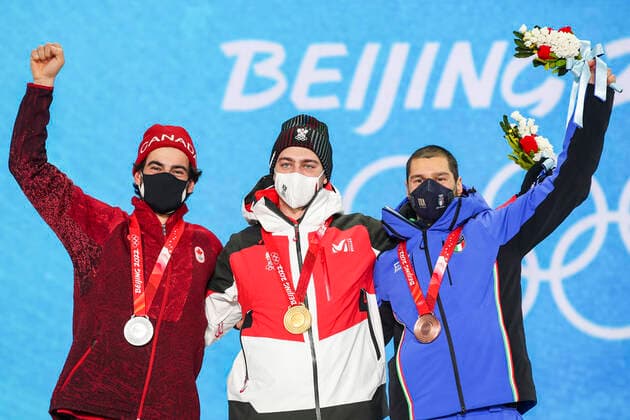 OLYMPICS - Winter Olympic Games, Olympische Spiele, Olympia, OS Beijing 2022 ZHANGJIAKOU,CHINA,10.FEB.22 - OLYMPICS, SNOWBOARDING - Winter Olympic Games Beijing 2022, Snowboard Cross, men, award ceremony. Image shows Eliot Grondin (CAN), Alessandro Haemmerle (AUT) and Omar Visintin (ITA). Keywords: medal. GEPAxpictures xPatrickxSteiner