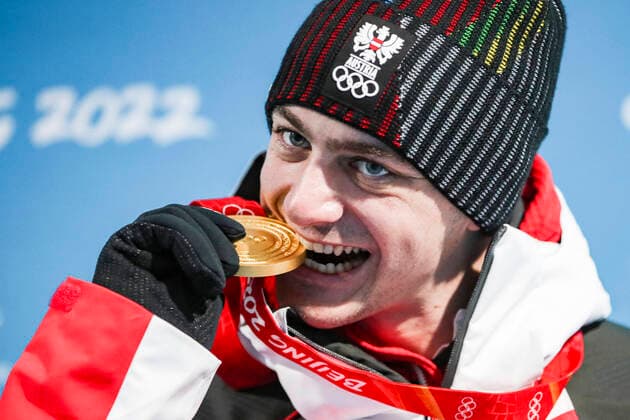 Bilder des Jahres 2022, Sport 02 Februar Sport Themen der Woche KW06 OLYMPICS - Winter Olympic Games, Olympische Spiele, Olympia, OS Beijing 2022 ZHANGJIAKOU,CHINA,10.FEB.22 - OLYMPICS, SNOWBOARDING - Winter Olympic Games Beijing 2022, Snowboard Cross, men, award ceremony. Image shows Alessandro Haemmerle (AUT). Keywords: medal.  GEPAxpictures xPatrickxSteiner