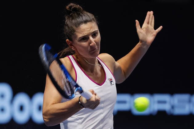 St. Petersburg Ladies Trophy 2022 - Day Four Irina-Camelia Begu of Romania returns the ball to Petra Kvitova of Czech Republic during the women s singles Round of 16 match of the WTA, Tennis Damen 500 St. Petersburg Ladies Trophy 2022 International Tennis Tournament on February 10, 2022 at the Sibur Arena in Saint Petersburg, Russia. Saint Petersburg Russia  Copyright: xMikexKireevx originalFilename:kireev-stpeters220210_np81W.jpg