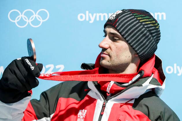 OLYMPICS - Winter Olympic Games, Olympische Spiele, Olympia, OS Beijing 2022 ZHANGJIAKOU,CHINA,10.FEB.22 - OLYMPICS, NORDIC SKIING, NORDIC COMBINED, CROSS COUNTRY - Winter Olympic Games Beijing 2022, 10km Gundersen, men, award ceremony. Image shows Lukas Greiderer (AUT). Keywords: medal. GEPAxpictures xPatrickxSteiner
