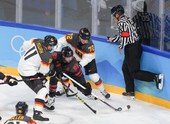 (220210) -- BEIJING, Feb. 10, 2022 -- David Desharnais (C) of Canada competes during Ice hockey, Eishockey men s Group A match between Canada and Germany at Wukesong Sports Centre in Beijing, capital of China, Feb. 10, 2022. ) (BEIJING2022)CHINA-BEIJING-OLYMPIC Winter games, Winterspiele,Spiele, Summer games ICE HOCKEY-MEN S PRELIMINARY-CANADA VS GERMANY (CN) MengxYongmin 