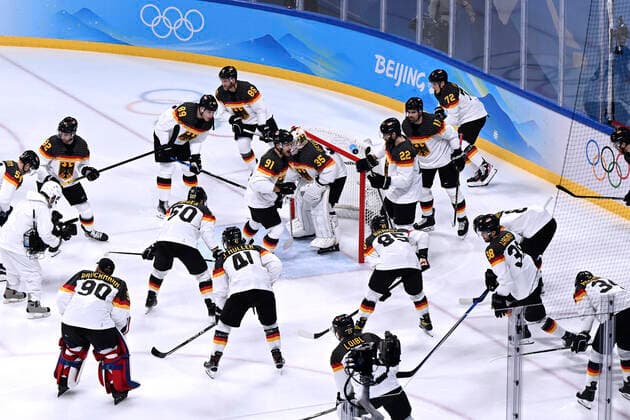NIEDERBERGER Mathias Team GER mit Kapitaen MUELLER Moritz Eishockey Spiel Vorrunde Kanada - Deutschland am Donnerstag den 10.02.2022 in Beijing Olympische Winterspiele 2022 in Peking China